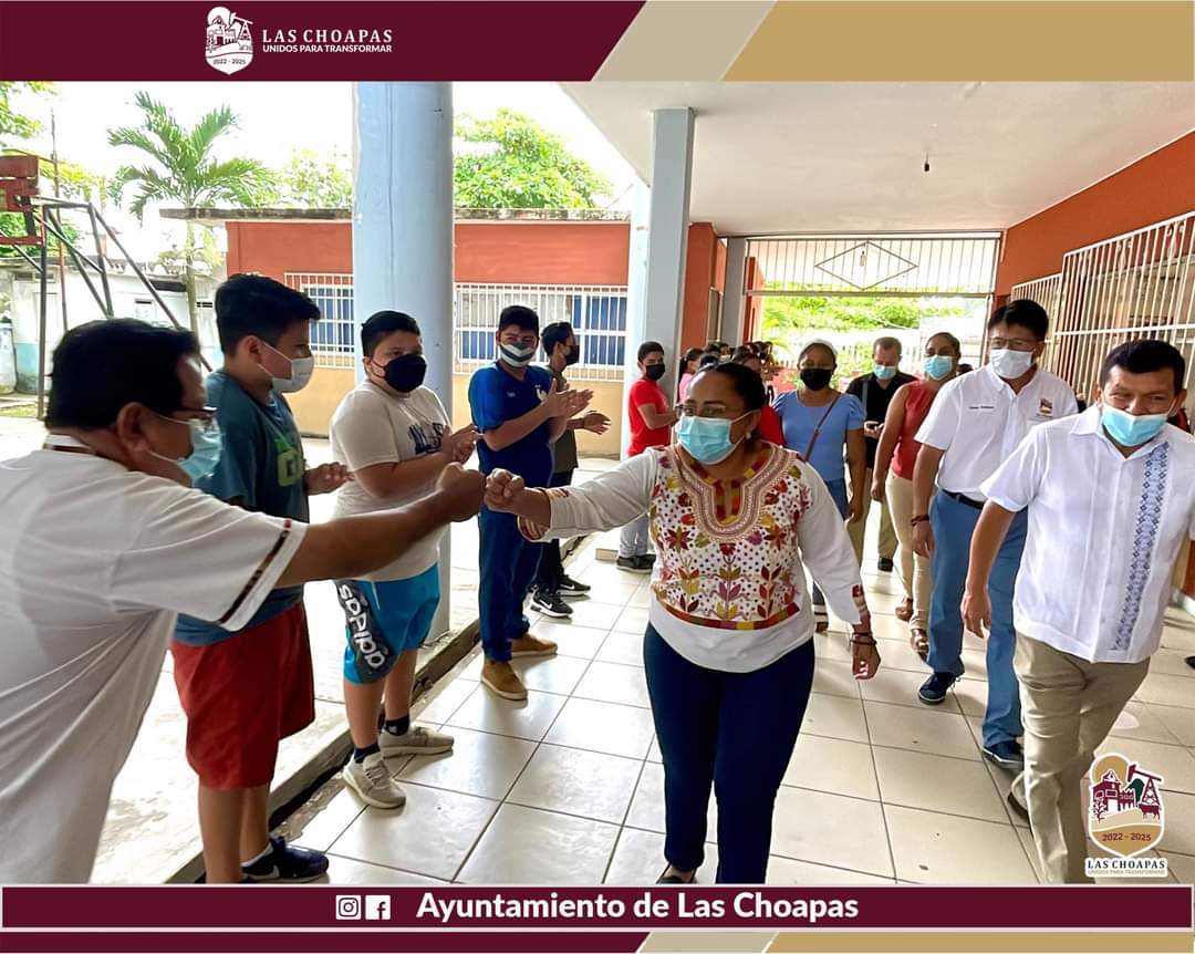 Con algarabia y vítores reciben alumnos maestros y padres de familia