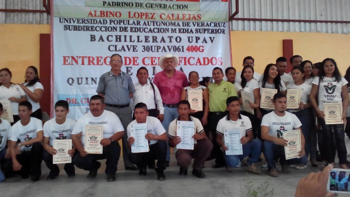 Entregan certificados de la UPAV bachillerato.