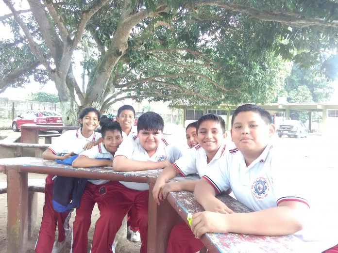 Jóvenes estudiantes piden mayor atención de los padres