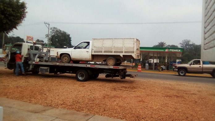 Recupera Policía Estatal camioneta abandonada en zona rural
