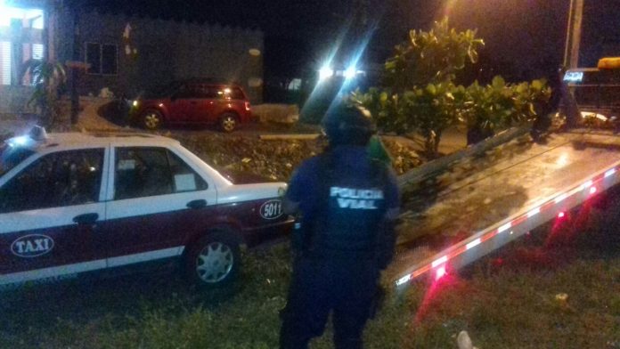 Localiza Policía Vial taxi con placas sobrepuestas