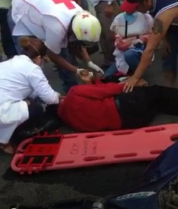 Fuerte accidente entre una camioneta y moto, hay dos lesionados1