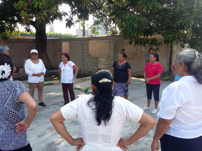 Adultos mayores realizan ejercicio para prevenir enfermedades1