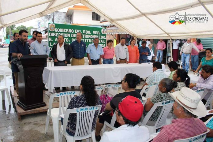 Entregan escrituras a locatarios del mercado Los Coquitos1