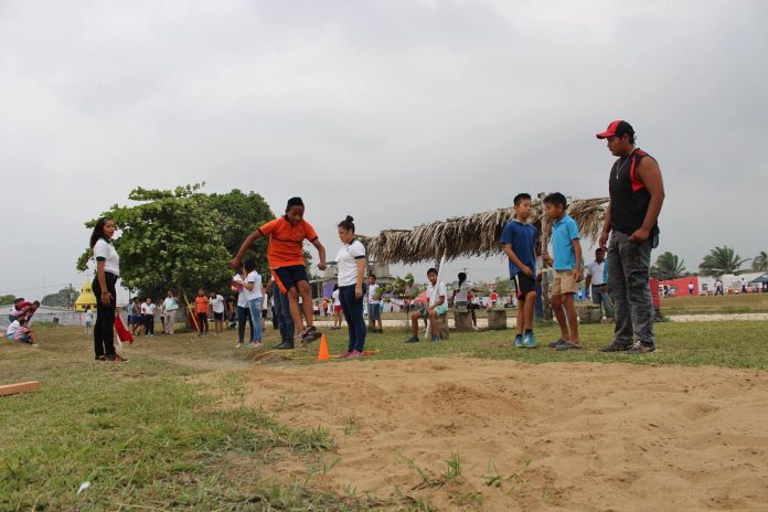 Escuelas primarias participan en competencia de atletismo