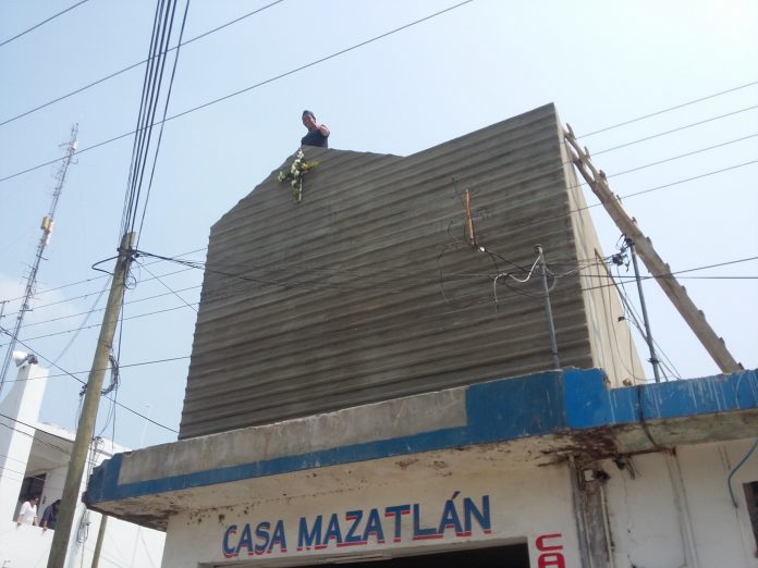 Albañiles celebran el día de la Santa Cruz