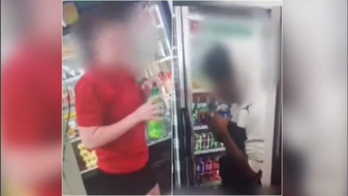 Dos jovenes y dos niños se grabaron escupiendo dentro de botellas de refresco y luego los regresaron al refrigerador de un supermecado en Indiana