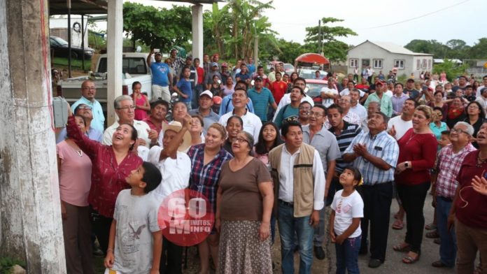 cropped-subirHoy-estamos-viendo-la-obra-del-cambio-agradecen-en-Villa-Cuichapa-a-Vicky-Rasgado3.jpg