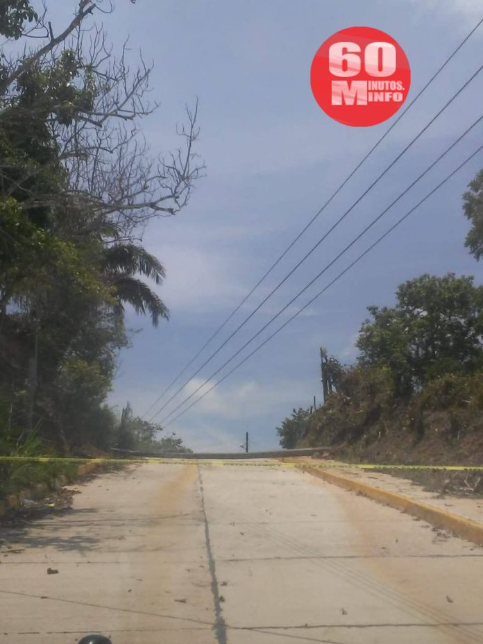 Fuerte lluvia derriba poste de CFE en Moloacán