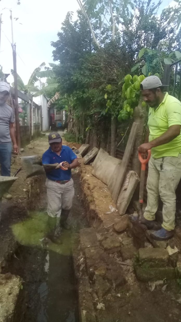 Gobierno de Moloacán limpia drenajes en la Luis Donaldo Colosio (2)