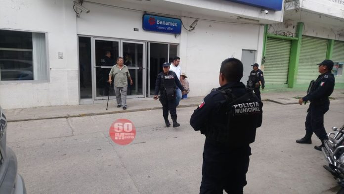 Roban tarjeta bancaria a jubilado en Las Choapas