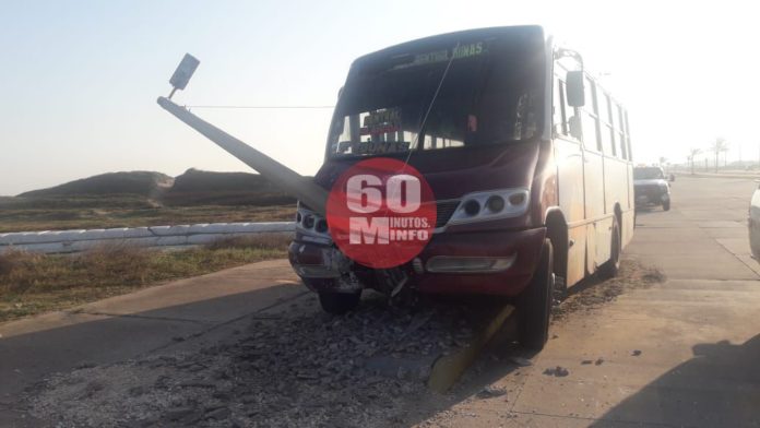 subirAutobús derriba poste de alumbrado público4