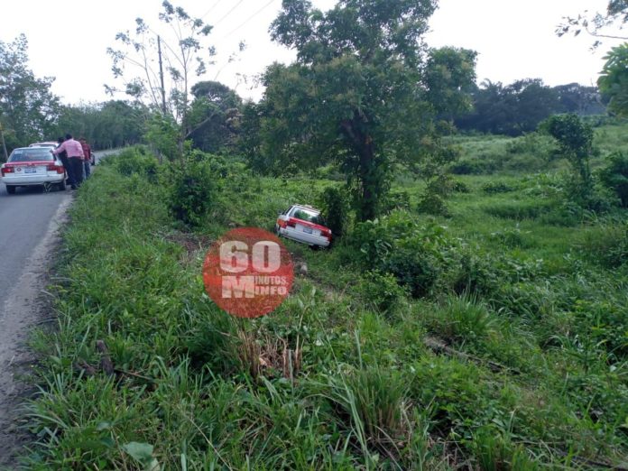 Chófer abandona taxi 170 fuera de carretera