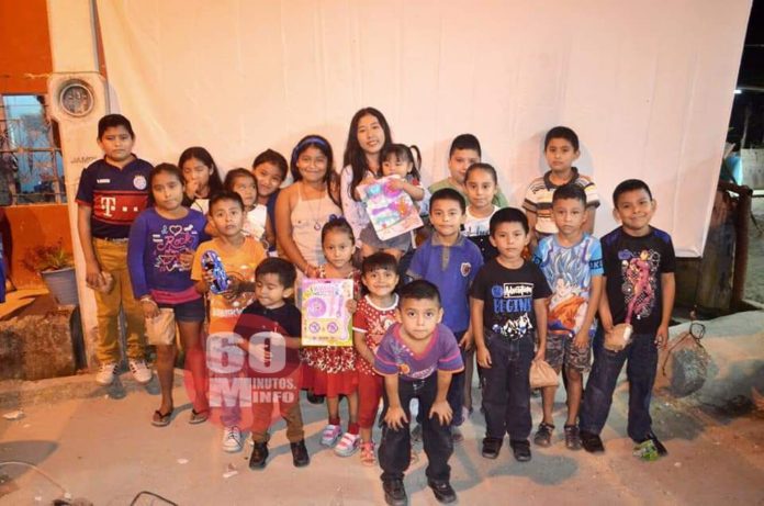 Jóvenes realizan función de cine para niños