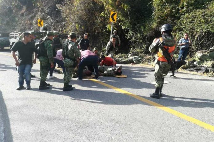 Vuelca camión del ejército, hay siete muertos y 11 heridos