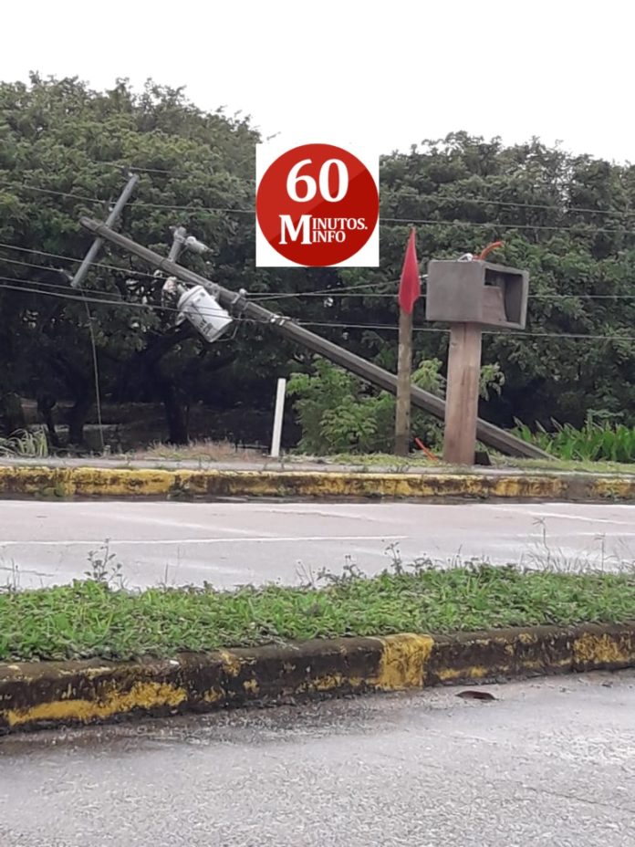 Caen Postes energizados en Ixhuatlan del Sureste Veracruz.