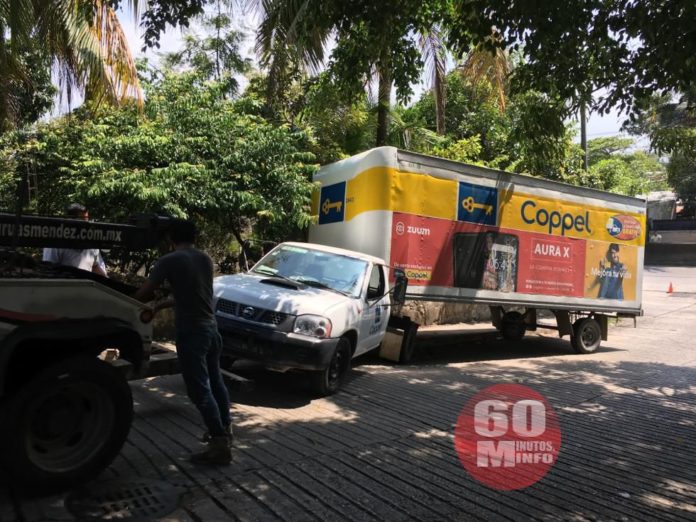 Camioneta de Coppel le ganó el peso2