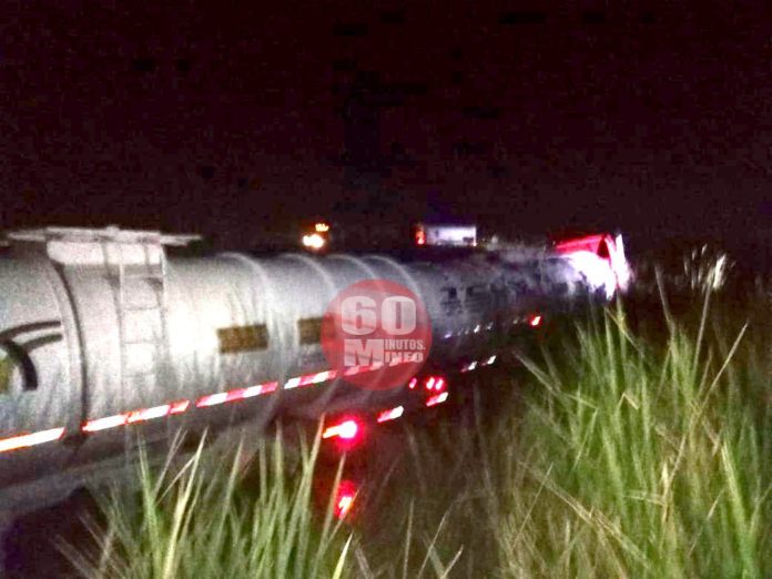 Autotanque doble remolque terminó fuera de la carretera2