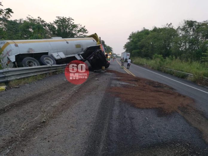 Tráiler destrozado y fuera de la carretera