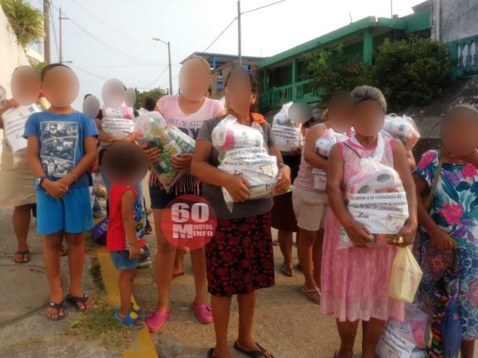 Zetas reparten despensas en Coatzacoalcos