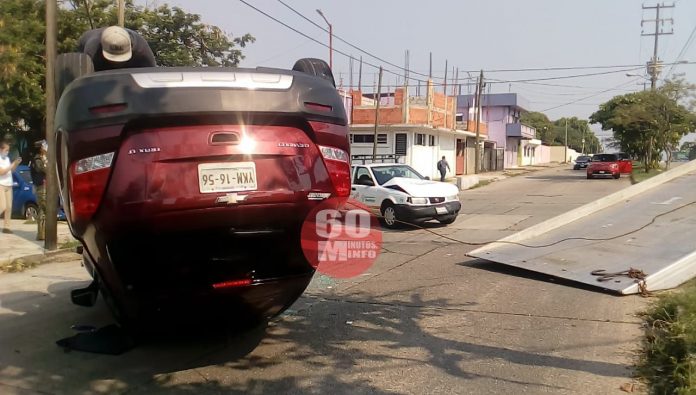 Aparatoso choque y volcadura deja un lesionado4
