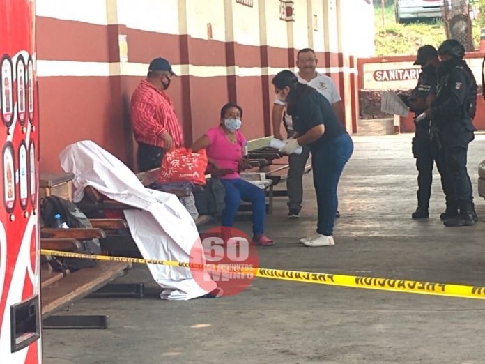 Fallece pasajero al interior de la terminal de Los Tuxtlas en San Andrés Tuxtla3