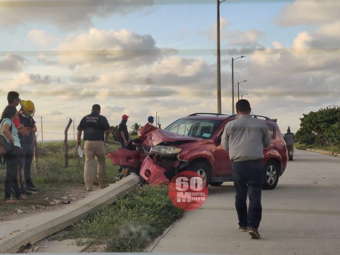 Camioneta derriba poste de alumbrado público en Punta Caracol2