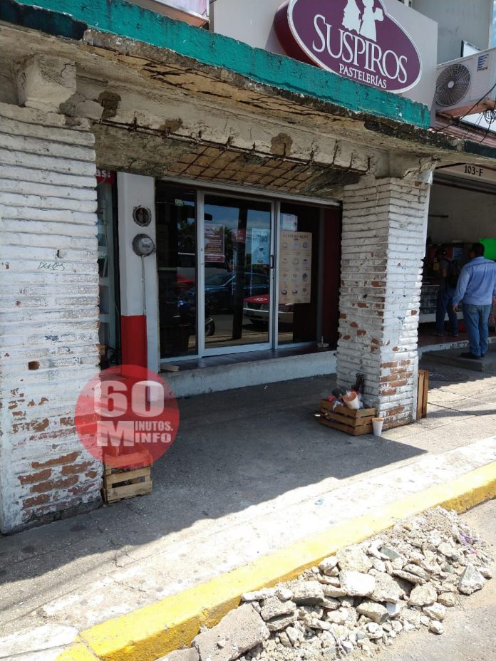 Mujer resultara lesionada al caerle un pedazo de techo de una parada de autobuses