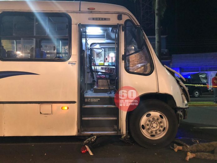 Se estampan contra autobús 2 muertos