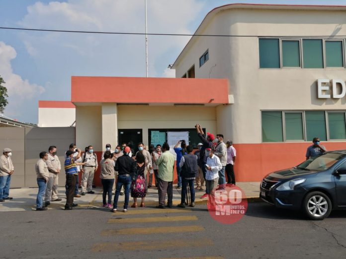 Se manifiestan trabajadores Petroleros en las afueras del STPRM sección 11
