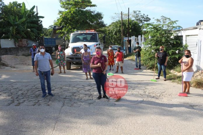 Se unen vecinos de la Tulipanes en Villa Cuichapa para desinfectar calles2