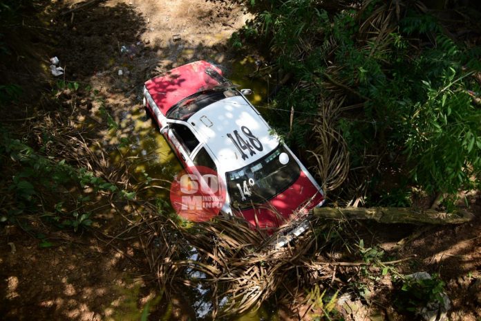 Taxi cayó a un barranco en Sayula de Alemán