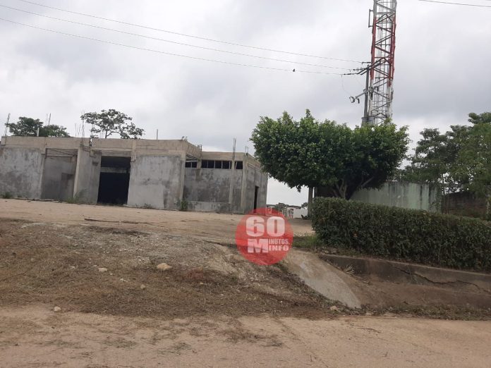 Nanchitecos continúan metiéndose a panteones