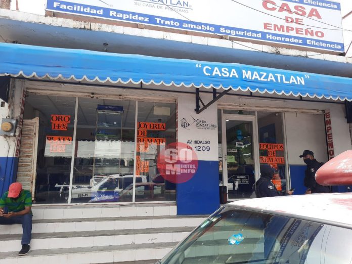 Intentan llevarse joyería de casa de empeño
