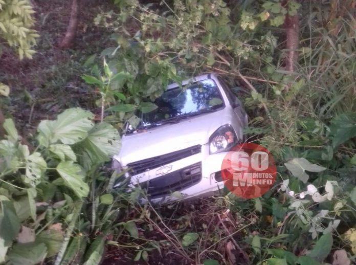 Termina en el barranco con todo y auto4