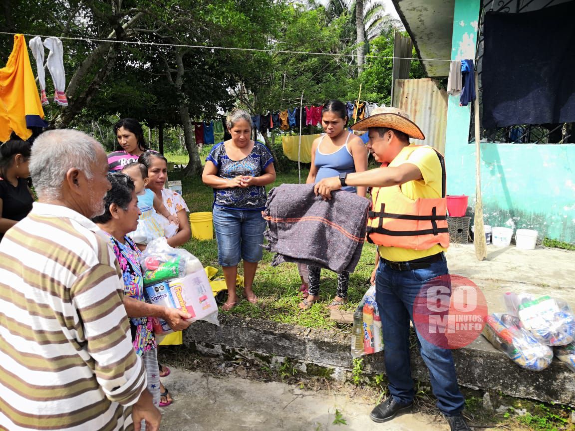 Alcalde Entrega Apoyos A Familias De La Isla El Arenal Minutos