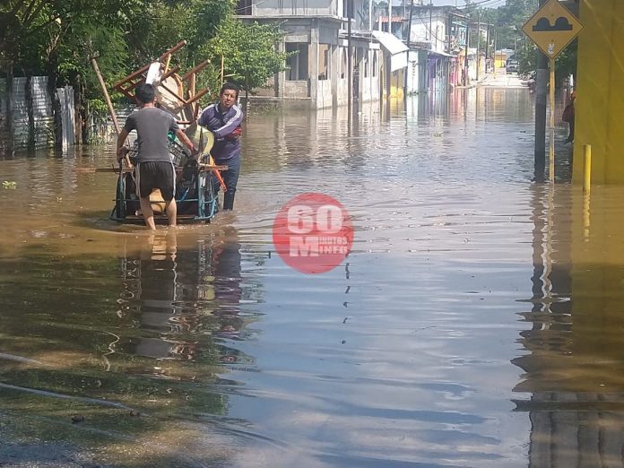 Continúan evacuando en colonias de Las Choapas