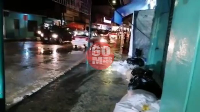 Empiezan comerciantes de LCH, a sacar su mercancía