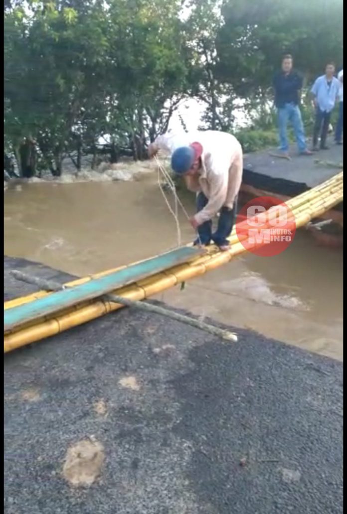Hacen puente con las varas de bambú2