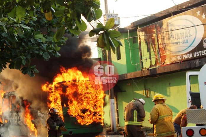 Bombardean camión urbano con pasajeros a bordo en Coatzacoalcos