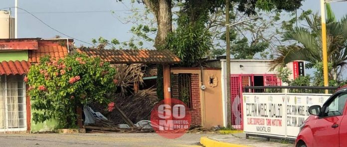 Cae palapa por fuertes vientos en Nanchital