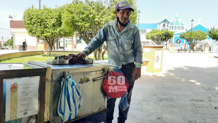 Vende nieves y se dedica poemas a sus clientes Valentín Cruz