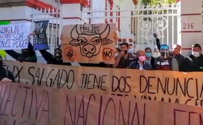 Feministas pintan sede de Morena contra candidatura de Félix Salgado Macedonio