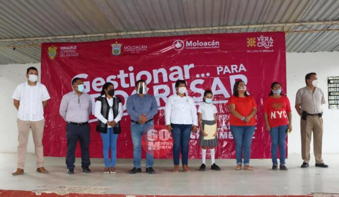 Gobierno del estado invierte más de 12 millones en escuelas de Moloacán a través de espacios educativos