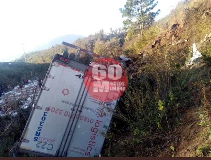 Cae tráiler a barranco y muere chofer
