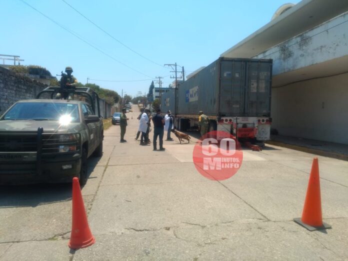 Aseguran en Acayucan tráiler con droga