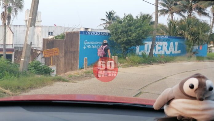 Captan a sujeto encuerado que camina en la petrolera