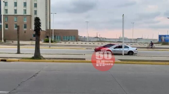 Carrera de autos; en plena avenida