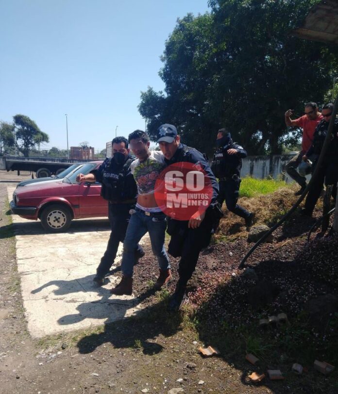 Detienen a dos sujetos por robo de taxi