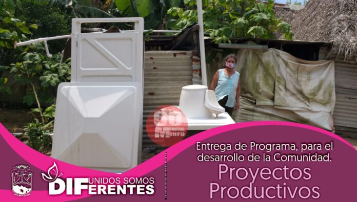 Entrega DIF Agua Dulce baños ecológicos en comunidades rurales